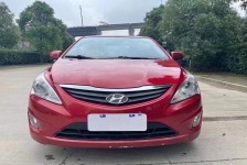 现代 瑞纳两厢